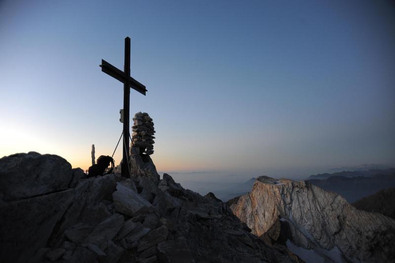 Sorgere del sole tra i monti