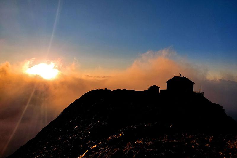 Sorgere del sole al rifugio Plan/Zwickauer Hütte