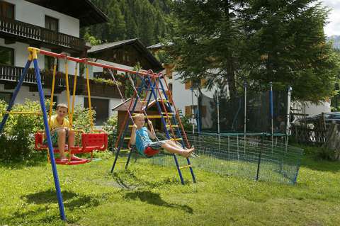 Spielplatz mit Schaukel