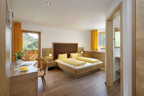 Doppelbettzimmer mit Balkon