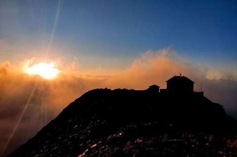 Sorgere del sole al rifugio Plan/Zwickauer Hütte