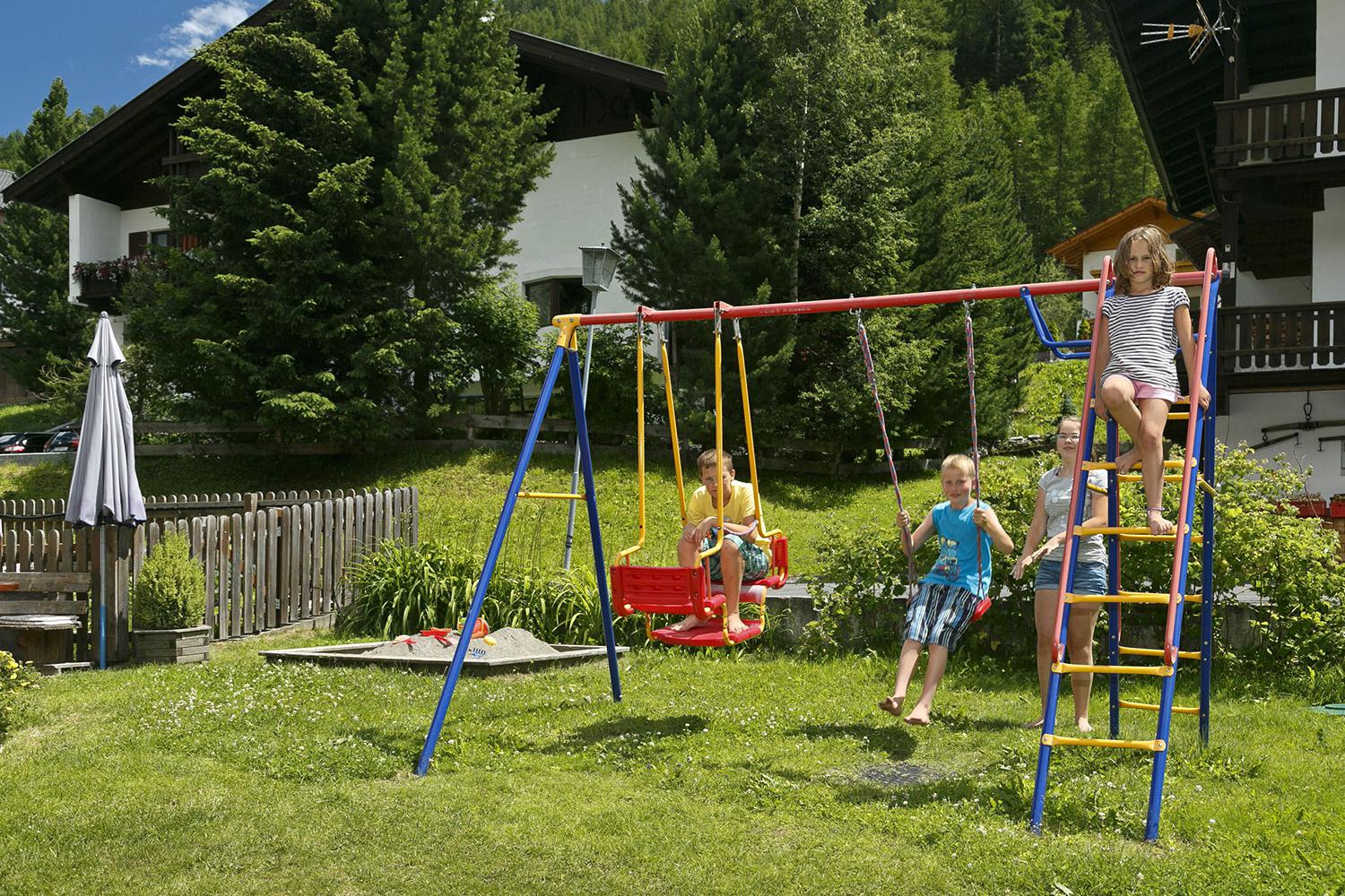 Spielplatz mit Schaukel